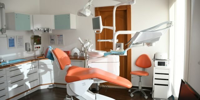 Photo by Atikah Akhtar Contacto - Clínica Dental en Barcelona